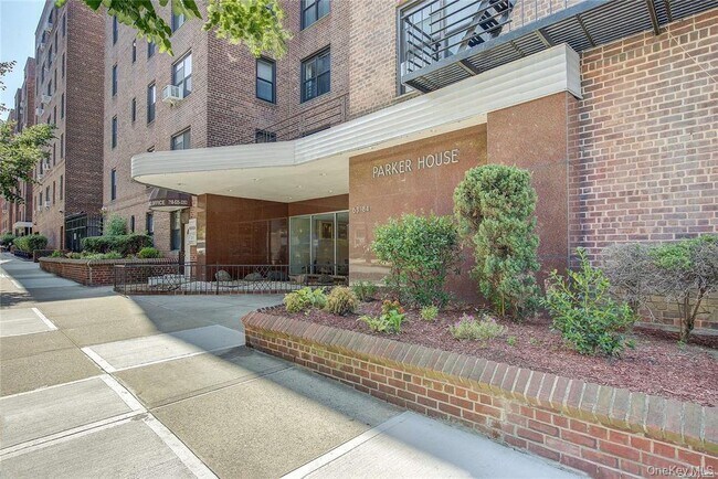 Building Photo - 63-84-84 Saunders St