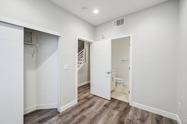 Building Photo - 3 Bedroom Townhome in Oakland