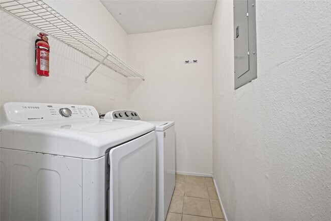 Building Photo - 9435 Pagewood Ln