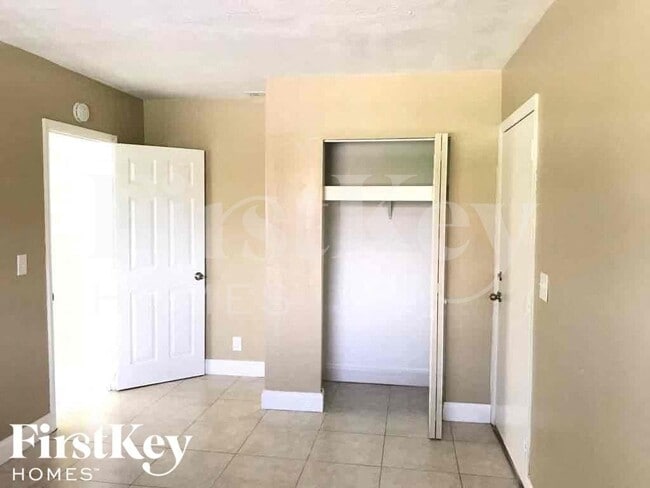 Building Photo - 2840 SW 2nd Ct