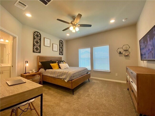 Building Photo - 332 Lacey Oak Lp