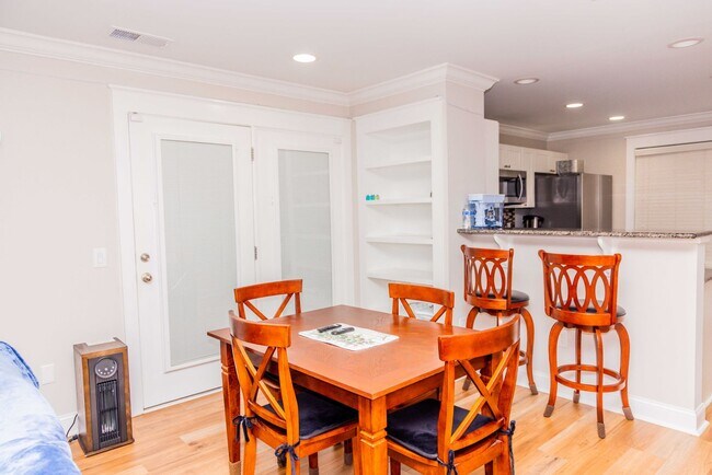 Building Photo - 2 Bedroom/ 2 bath - entry level END UNIT with side balcony & upgraded kitchen and bathrooms- only...