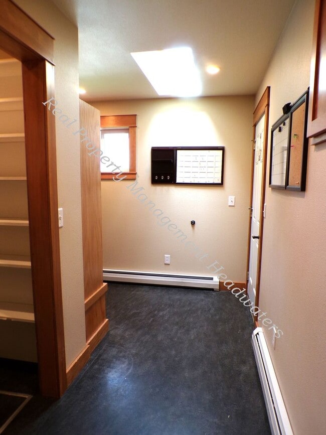 Building Photo - 5 Bedroom 2-1/2 Bath House for Rent
