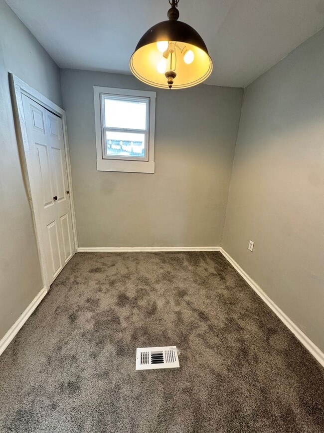 Building Photo - Welcome to this spacious 6-bedroom, 2-bathroom house located in the vibrant city of Cleveland