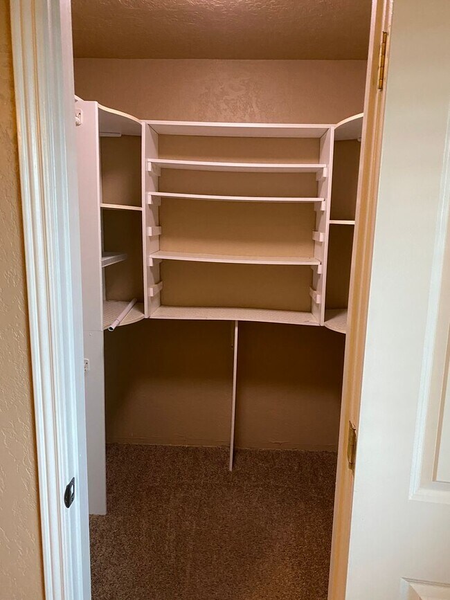 Building Photo - Country living and space!