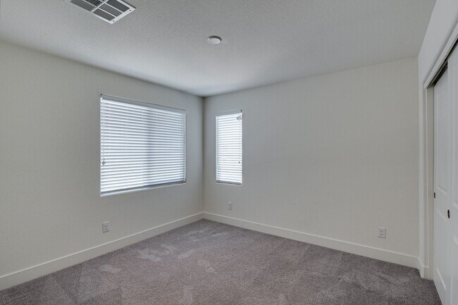 Building Photo - Absolutely Amazing Home in the Southwest! Check it out today!