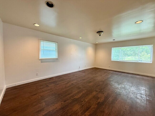 Building Photo - Charming 3BR/1.5BA Home with Large Yard & Spacious Eat-In Kitchen