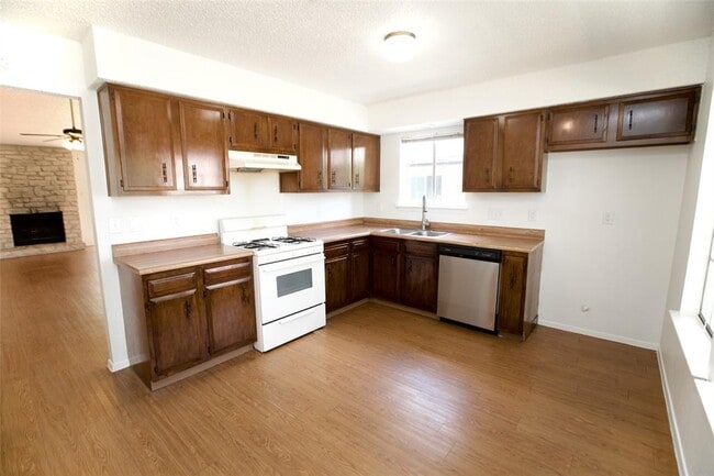 Building Photo - 9803 Meadowheath Dr
