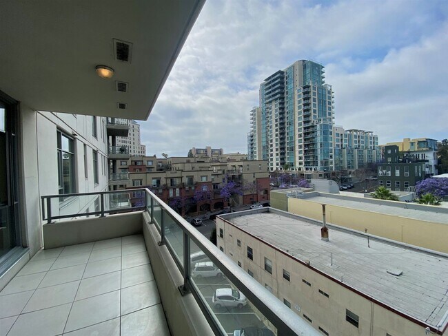 Building Photo - Beautiful 2 bedroom 2 bath condo in the Do...