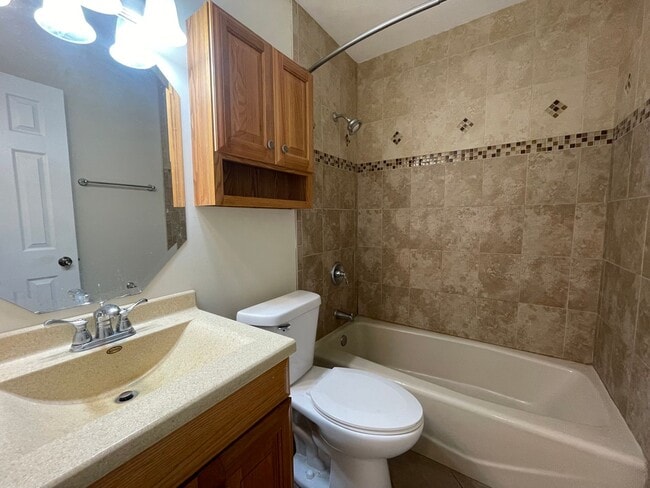 Building Photo - 3BD Home In Highland, IN