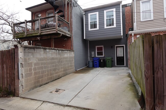 Building Photo - Charming 3Bedroom Townhome - Steps from Pa...