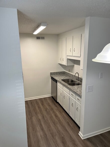 Building Photo - 300 Apache Dr