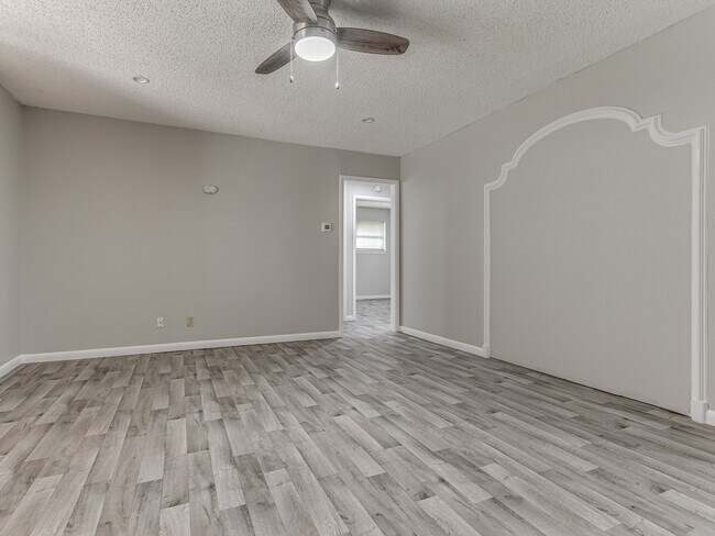 Building Photo - 2104 SW 68th St