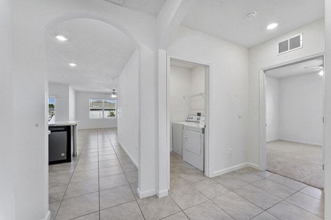 Building Photo - 357 SE Oakridge Dr