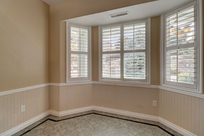 Building Photo - Incredible Home with Lake Views!