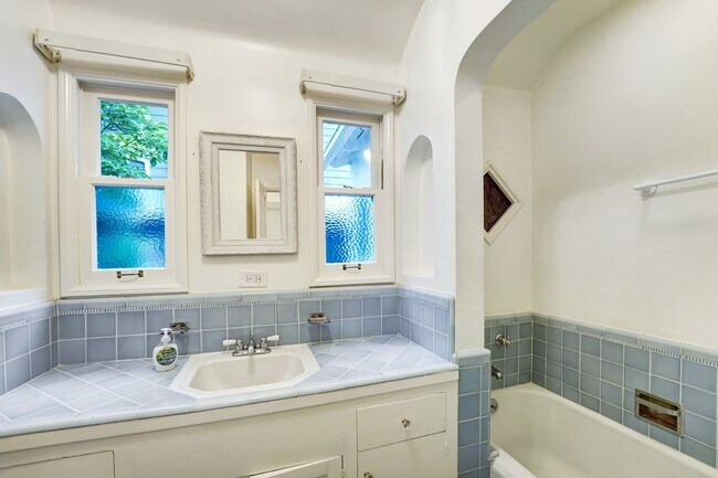 Building Photo - Charming Country English Home