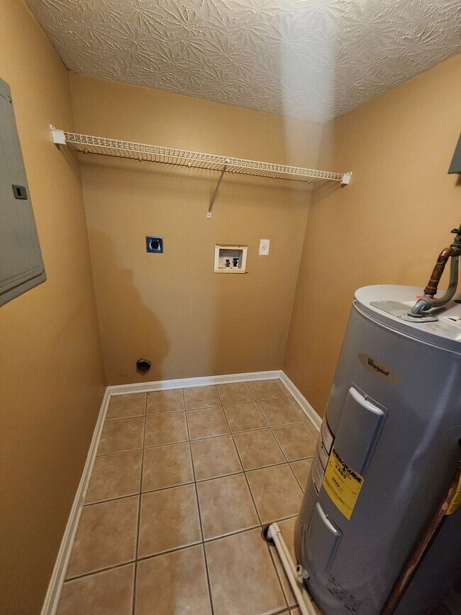 Building Photo - Spacious 2 bedroom 2 full bath first floor apartment for rent!!