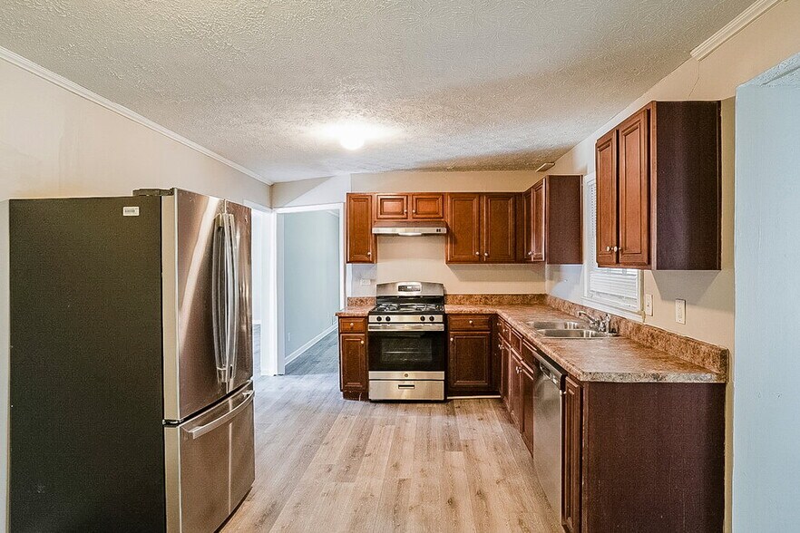 Building Photo - 5010 Ailene Dr