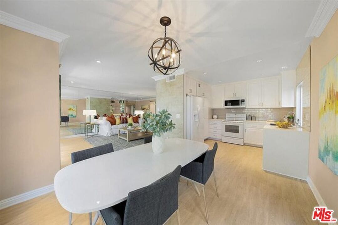 Building Photo - 2345 Roscomare Rd