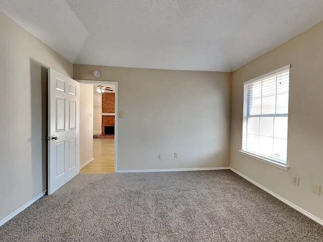 Building Photo - 923 Teakwood Ln