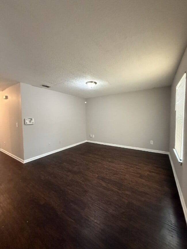 Building Photo - Beautiful 3 Bedroom 2 Bath House with New Kitchen