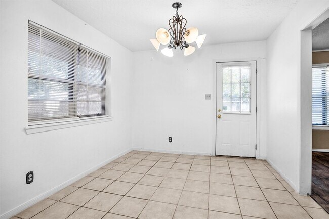 Building Photo - 23918 Spring Gum Dr