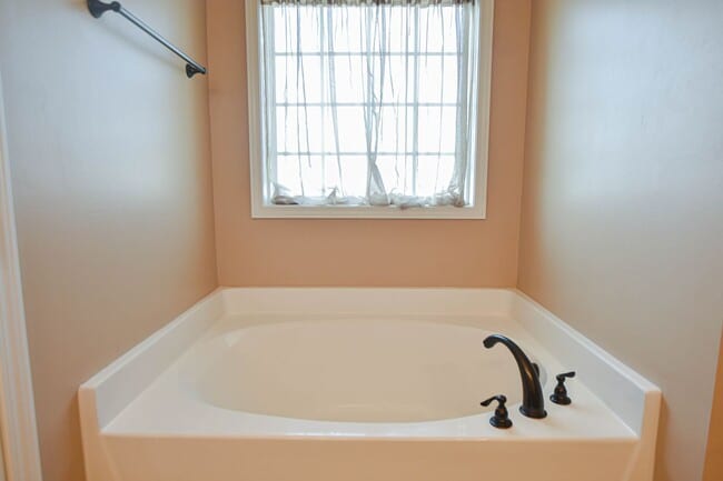 Building Photo - Pet Friendly Three Bedroom!