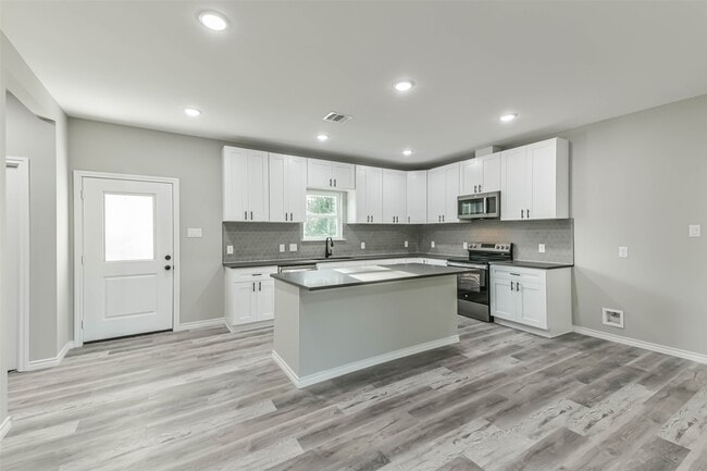 Building Photo - 106 County Rd 3704