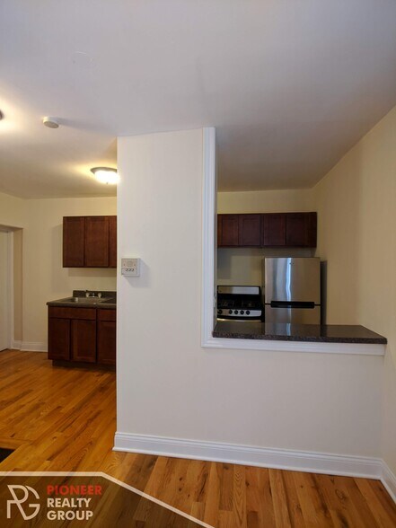 Building Photo - 813 W Cornelia Ave