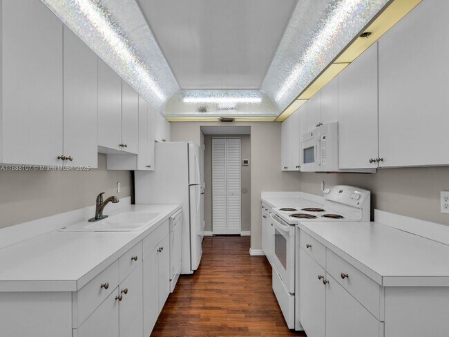 Building Photo - 1000 St Charles Pl