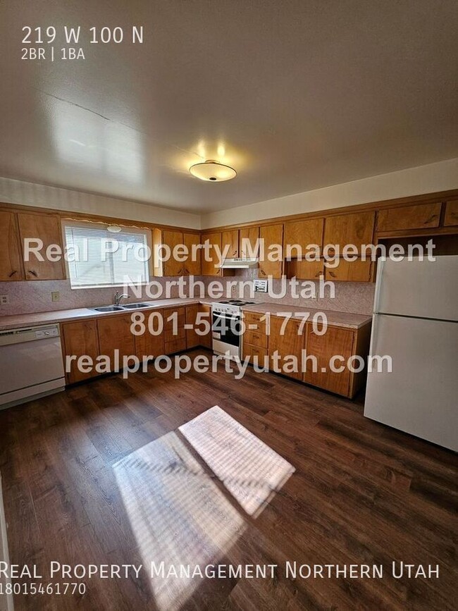 Building Photo - 2 Bedroom 1 Bath Upstairs Apartment in Bri...