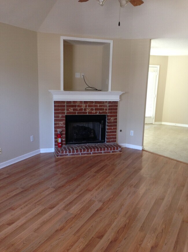 Building Photo - Great 3br/2ba Cordova home. Fenced backyard and eat in kitchen. Pets are welcome, fees apply.