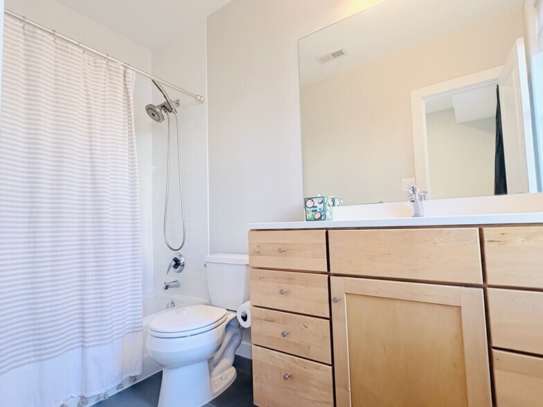 Building Photo - 1123 6th St NW