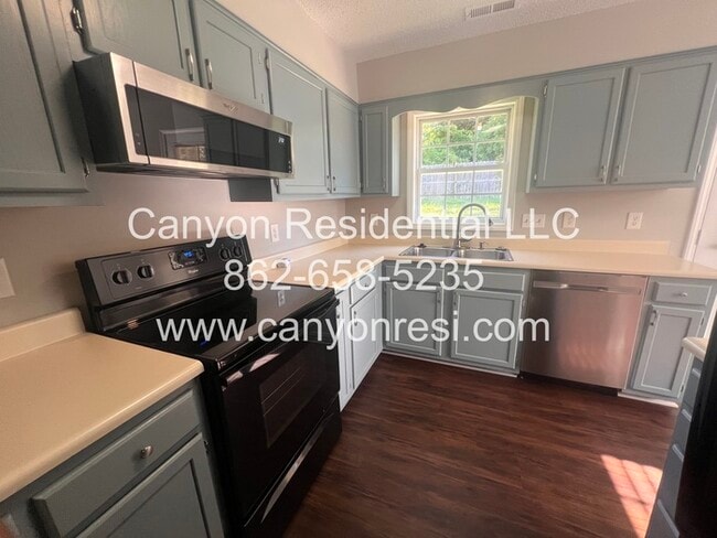 Building Photo - Hurry this Home won't last long! Great 3BR...
