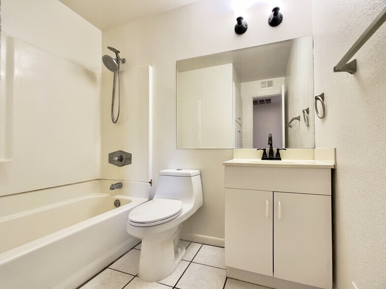 Building Photo - 1913 E El Parque Dr