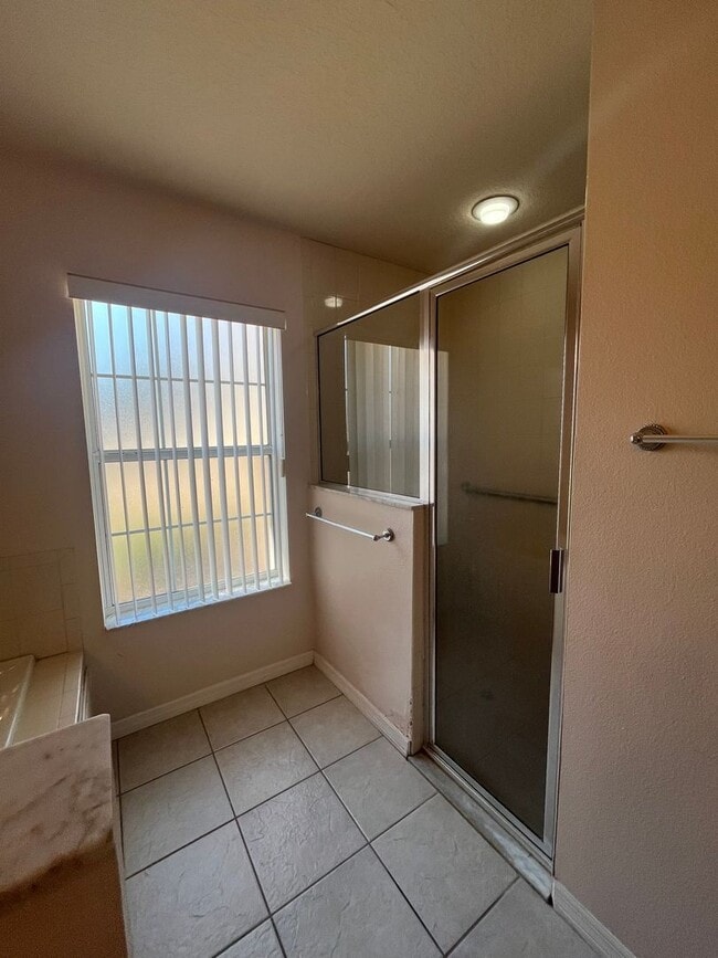 Building Photo - Beautiful Open Floor Plan 4 bedrom 2 Bath!