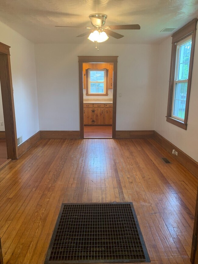 Building Photo - 2243 Sunset Ln