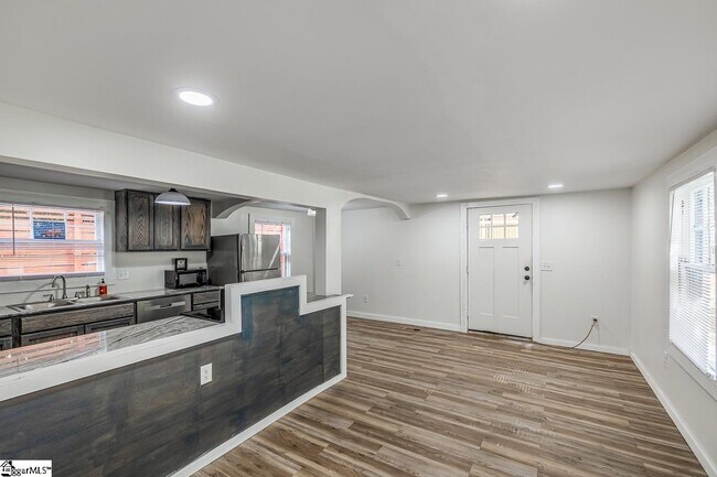 Building Photo - 530 Peronneau St