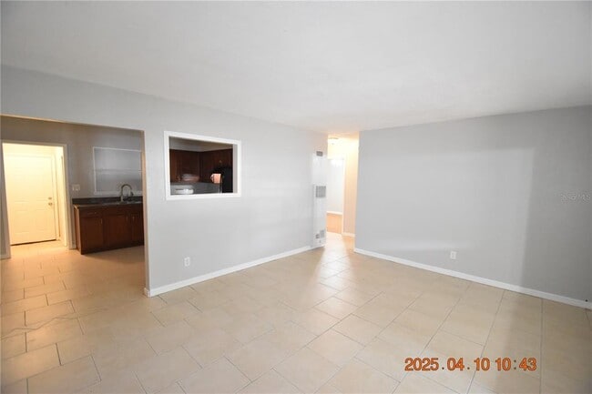 Building Photo - 402 S Comet Ave