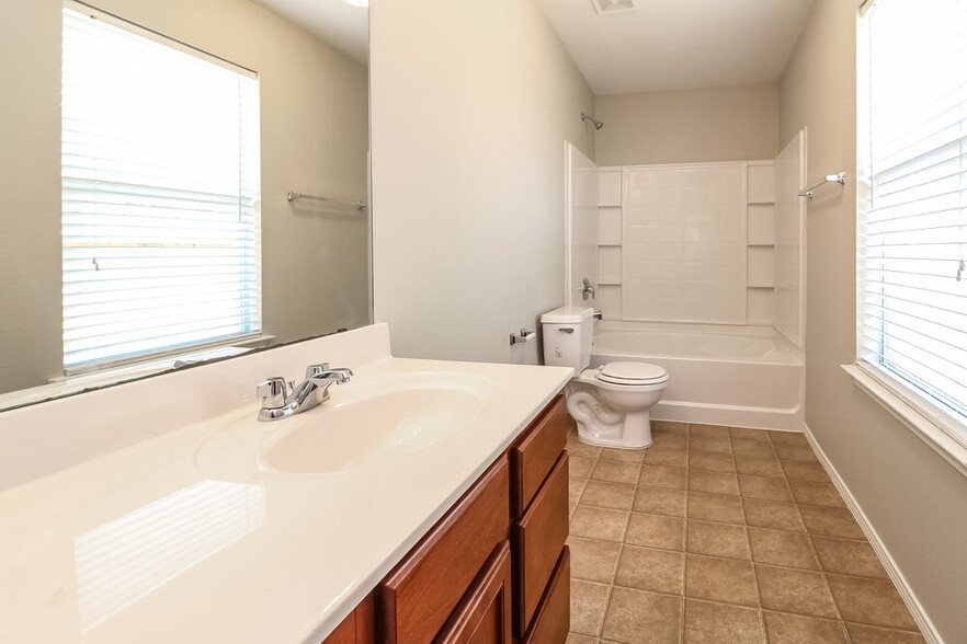 Building Photo - 2033 Pine Knot Dr