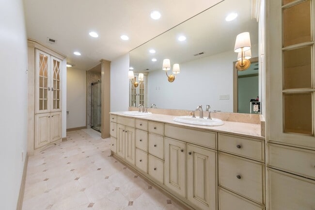 Building Photo - Elegant Townhome in Colonial Williamsburg