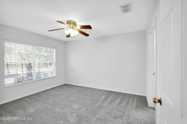 Building Photo - 13700 Richmond Park Dr N