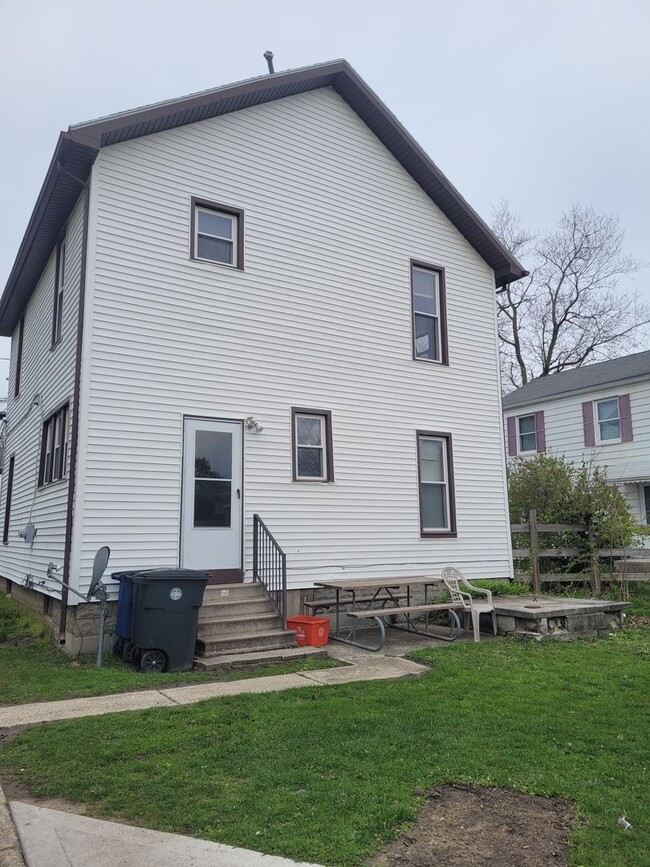 Building Photo - Four Bedroom One and a Half Bath House