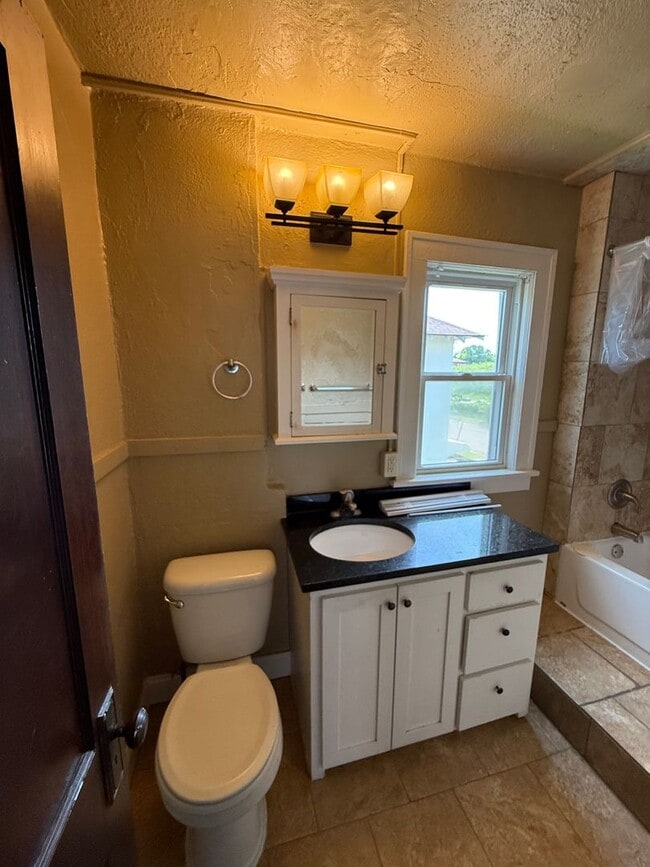 Building Photo - Charming 3 bedroom 1 bath in University/Lexington neighborhood!