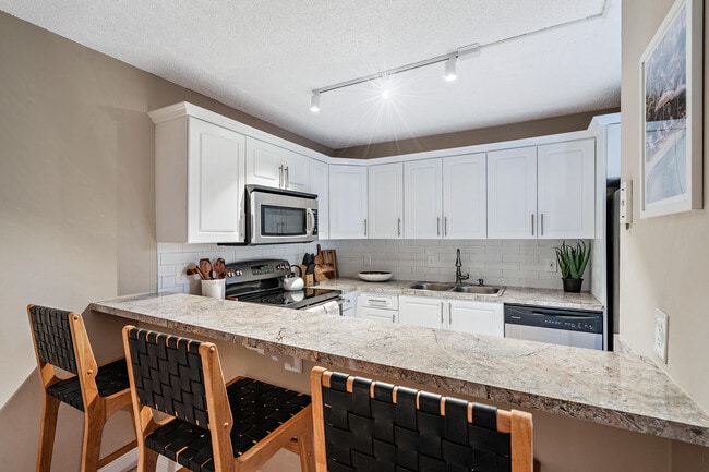 Building Photo - 825 Center St