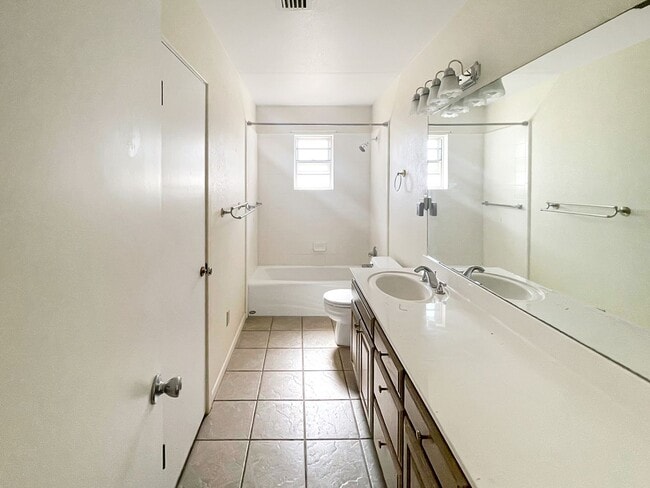 Building Photo - 211 E Alto Dr