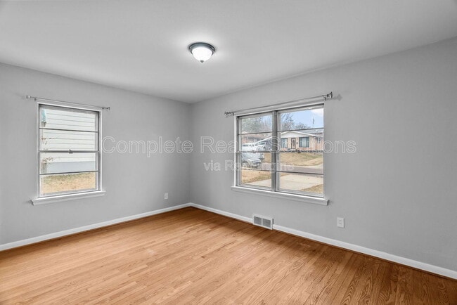 Building Photo - 9220 Leamont Dr