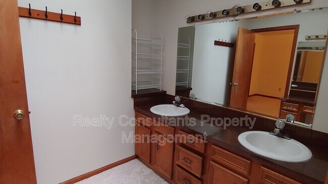 Building Photo - 302 Aspen Ct