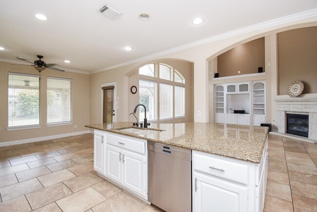 Building Photo - 7606 Westmoreland Dr