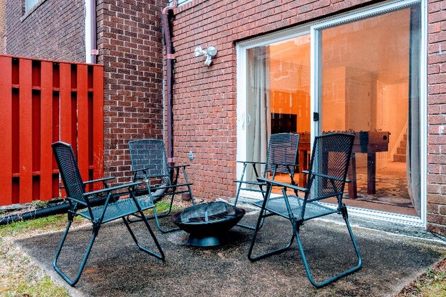 Building Photo - 2 Wimbledon Ln